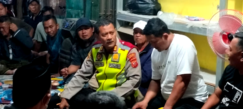 Kapolsek Anjatan Ajak Pedagang Pasar Kedungwungu Bersama Jaga Kamtibmas